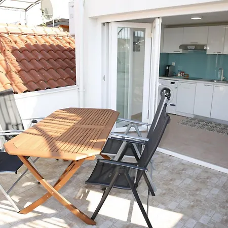 Authentic Holiday Overlooking The Bay