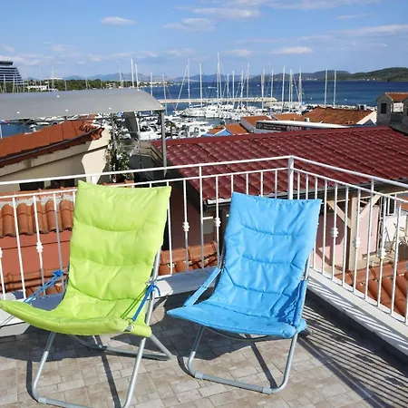 Authentic Holiday Overlooking The Bay