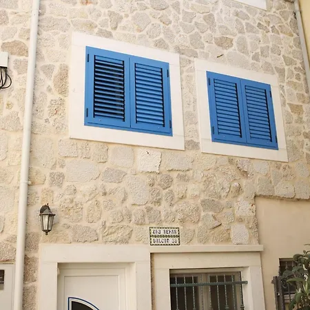 Authentic Holiday Overlooking The Bay Holiday home